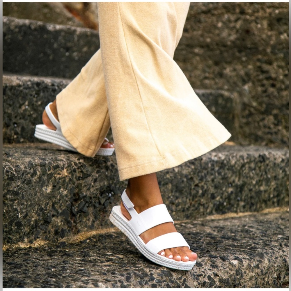 NWOT Reef Water Vista White Shine Waterproof Sandals